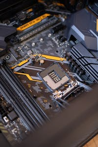 정돈된 서버 랙과 네트워크 케이블